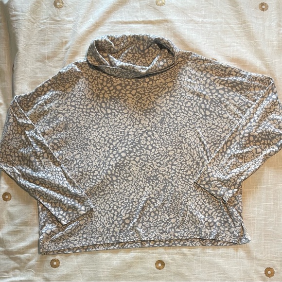 Banana Republic Sweaters - Banana Republic Neutral Leopard Print Turtleneck Sweater